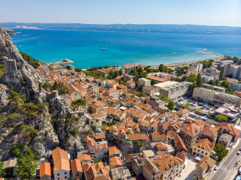Kleine mediterrane Stadt Omiš mit seiner großen Geschichte und vielen Sehenswürdigkeiten.
