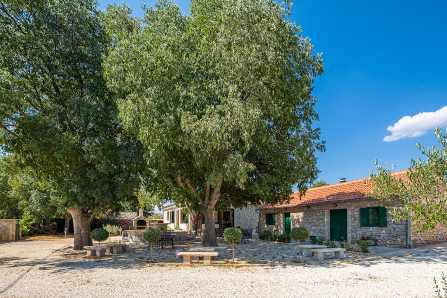 This villa offers an absolute privacy and a perfect blend of modern and traditional