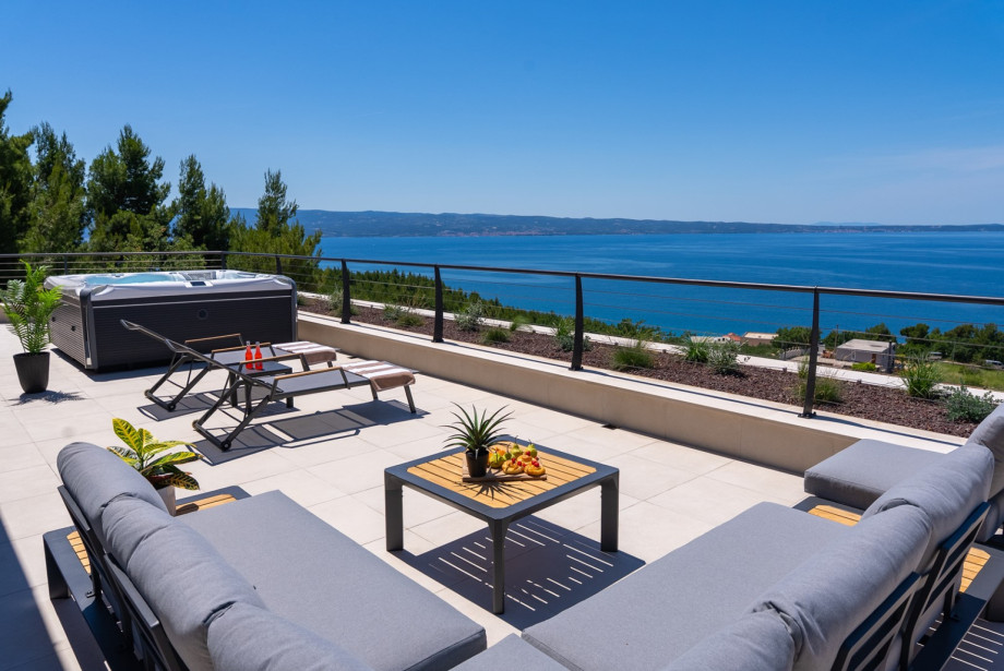 An outdoor whirlpool is integrated into the 74 sqm rooftop terrace floor.
