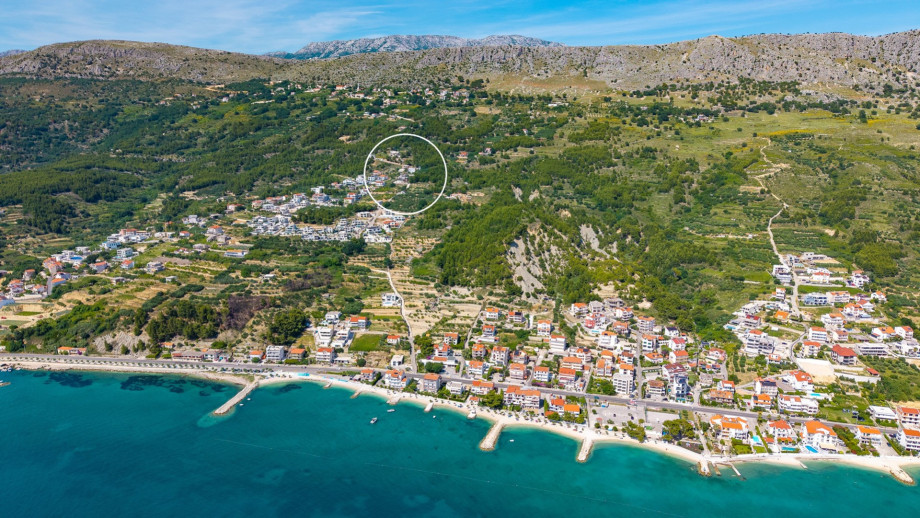 Escape to a quiet environment located just 1 km from pebble beaches.