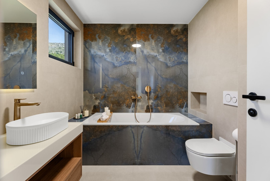 En-suite bathroom (5.6 sqm) featuring a double sink and a luxurious bathtub.