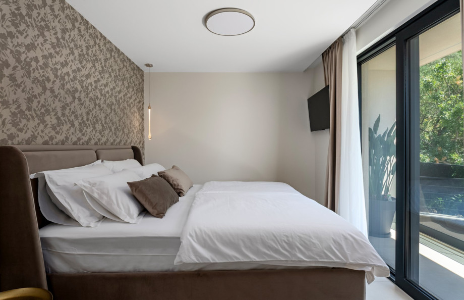First-floor bedroom space ranging from 13 to 15.5 sqm with a king-size bed.