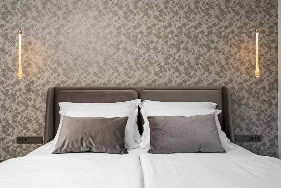 Bedroom layout optimized for a quiet and sophisticated escape with a king-size bed.