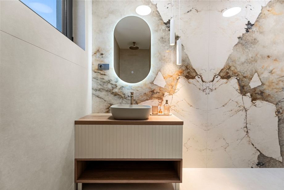 En-suite bathroom design optimized for a private escape.