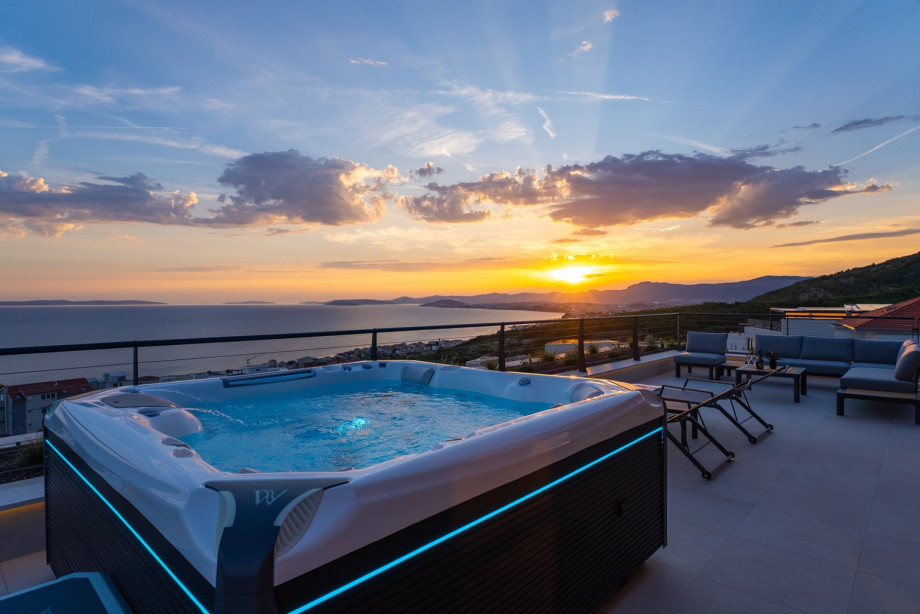 Panoramic 74 sqm top-floor space dedicated to open-air relaxation.
