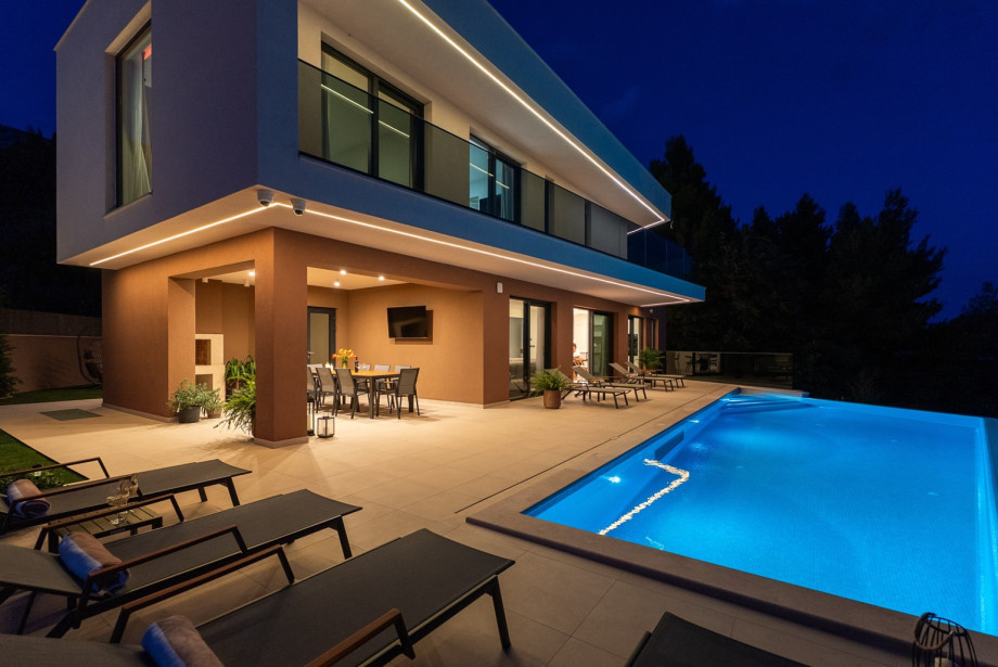 Unwind in a heated infinity pool that looks out over the sea.