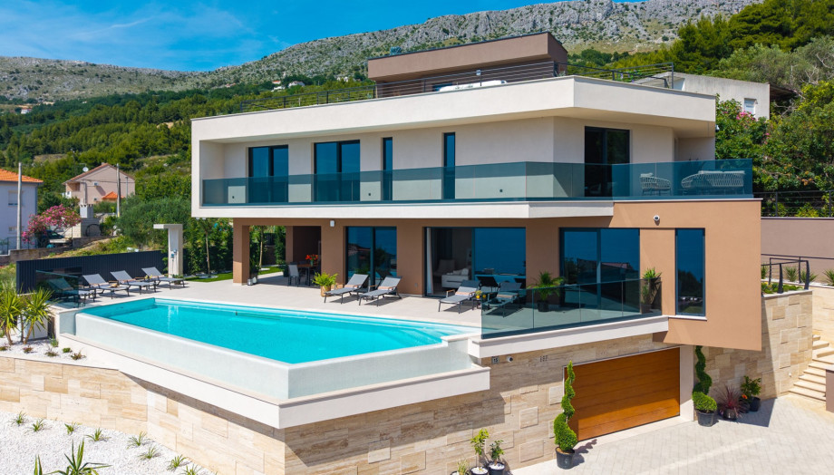 Explore the coast with nearby hiking trails, cycling paths, and the town of Omiš.