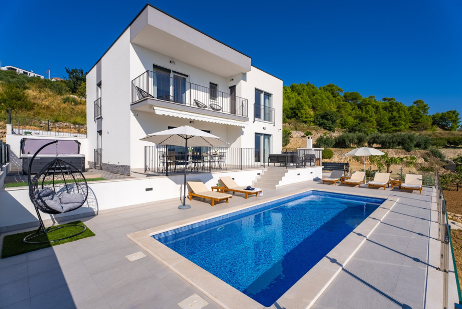 Panoramic, breathtaking sea and island views, only 10km from town Split