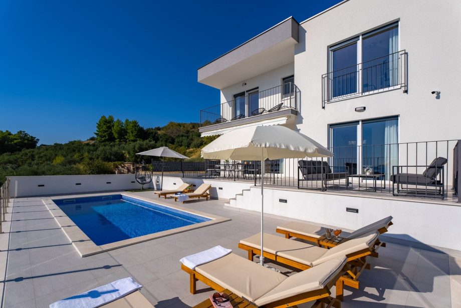It is located above the coast road in Podstrana village surrounded by typical Mediterranean plants like pine and olive trees