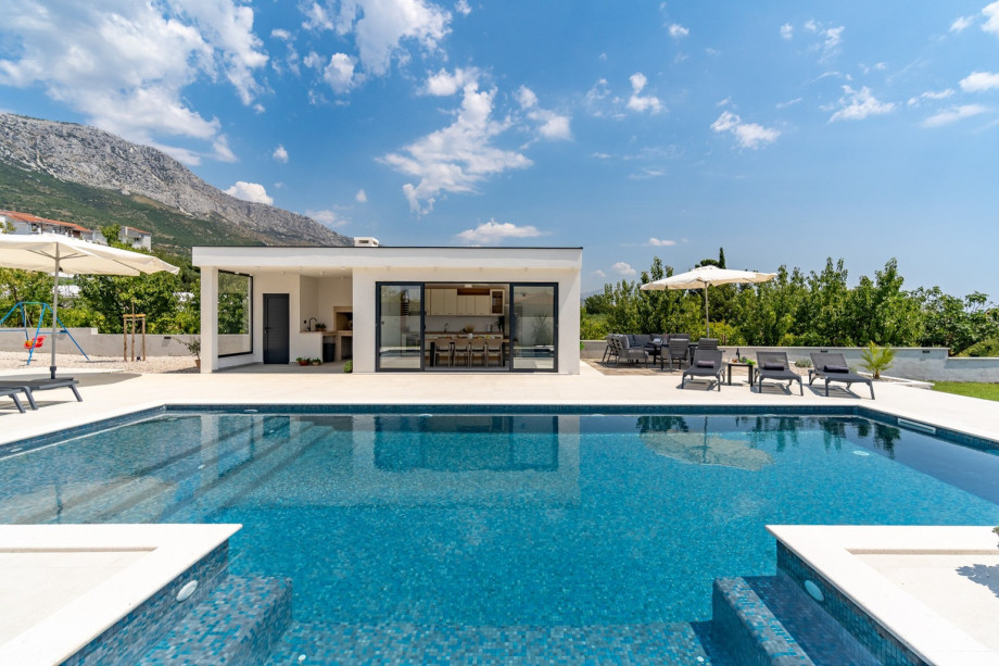 Villa Marisa is fully air conditioned, with free WiFi, organized on 2 floors.