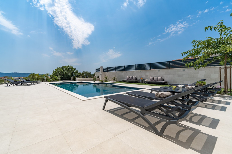 The pool size itself is 11m x 4.25m, plus a hydromassage area with a sitting area 3.5m x 1.2m
