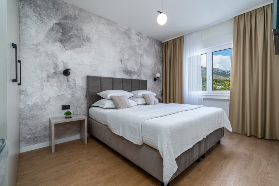 Bedroom No1(15sqm) with a king size bed 180cm x 200cm, A/C, TV, en-suite bathroom with a shower