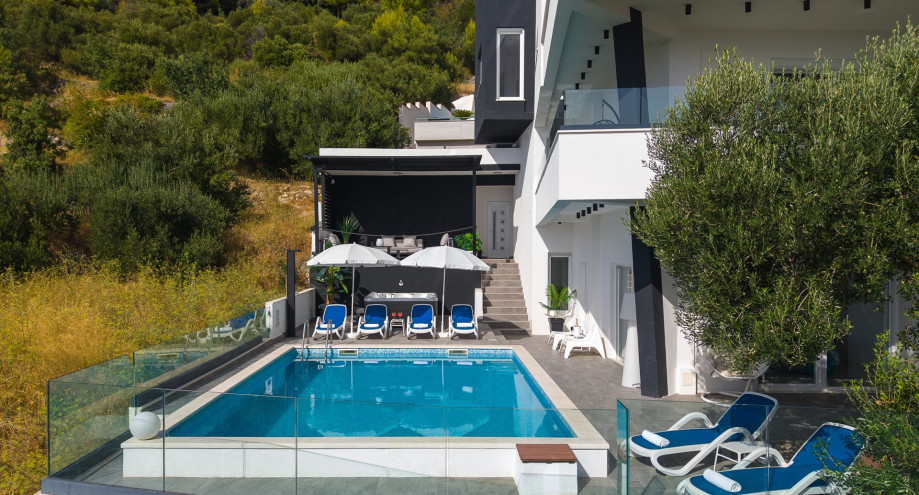 Breathtaking sunset views in a stylish 5-bedroom villa, with a private 32 sqm pool, 4 bathrooms, 2 living rooms, and 2 kitchens