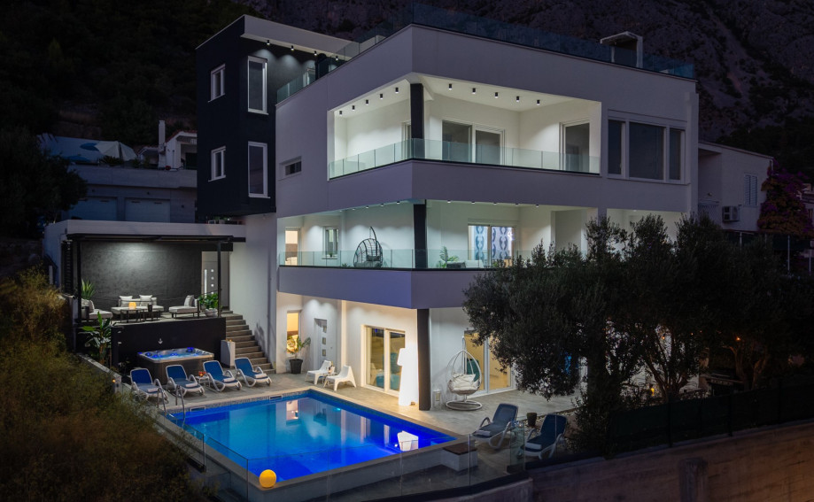 This is a modern place to stay in with a quiet environment but still close to all