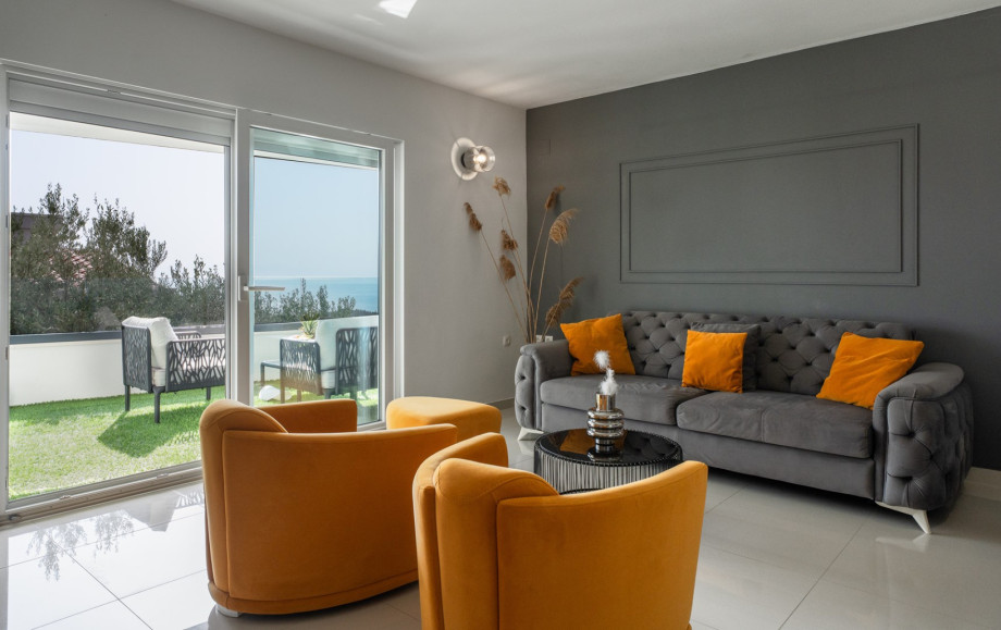 The living room is airconditioned and equipped with SAT-TV, offers an amazing pool and sea views