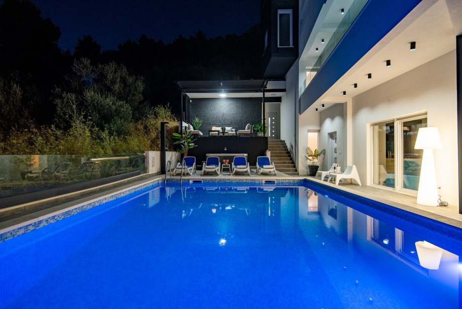 Lovely light settings for cozy and quiet evenings at the pool area