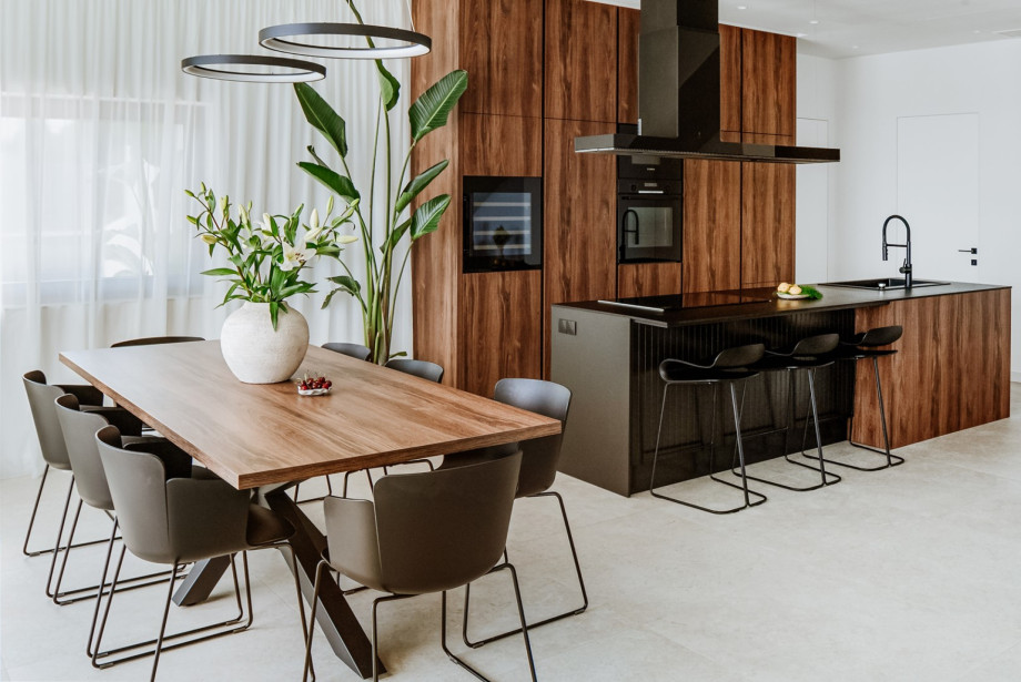Dining area and kitchen are very bright and very pleasant.