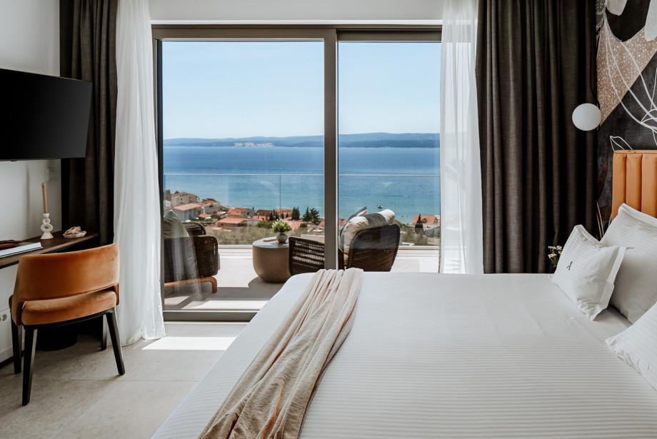 Bedroom No1 (25sqm) with a king size 180cm x 200cm, A/C, TV, en-suite bathroom.