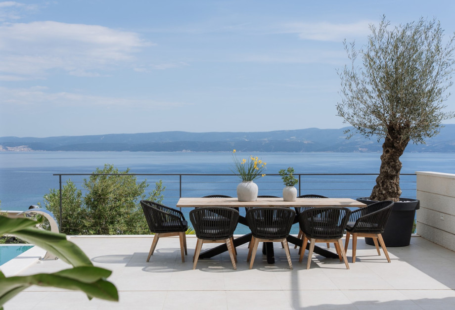 Villa Andoris offers an outdoor dining area with magnificent sea views.