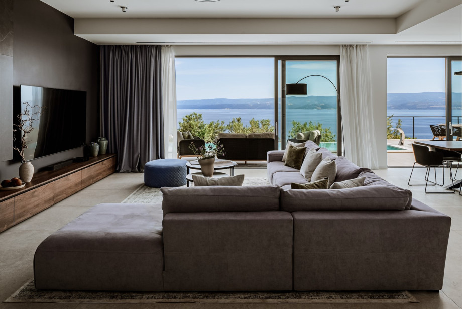 Living area with a water vapor fireplace, very comfortable sofa, a flat-screen smart TV, Sonos speakers, A/C, and free WiFi.