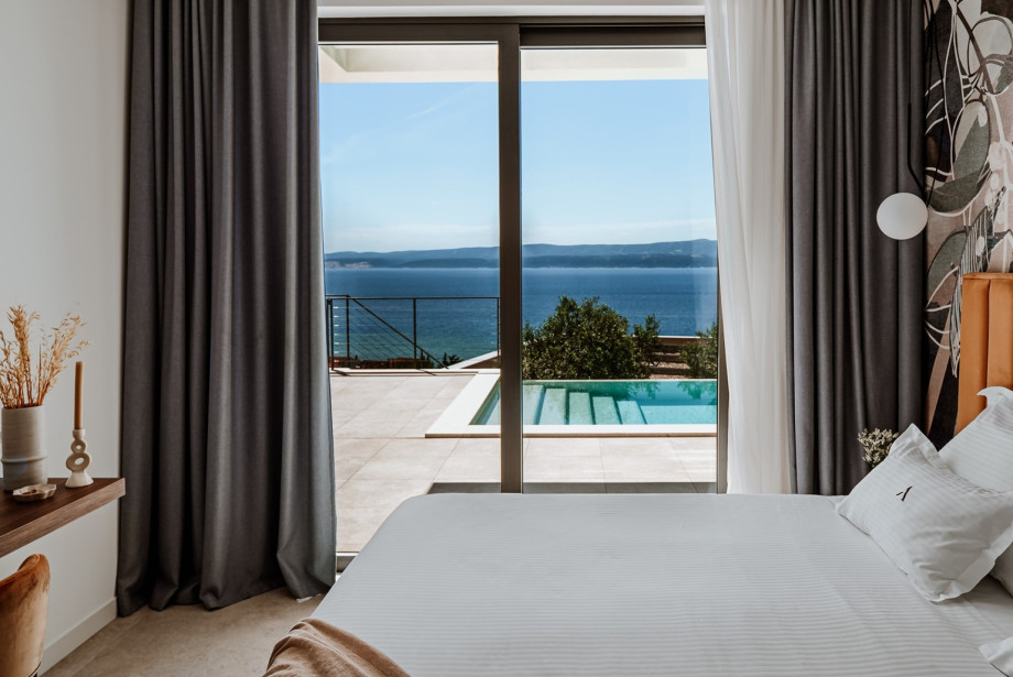 Bedroom No1 (25 sqm) with a king-size bed 180cm x 200cm, A/C, TV.