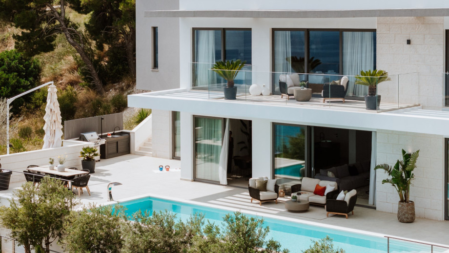There is also an outdoor staircase from the parking lot down to the ground floor level – the pool area.