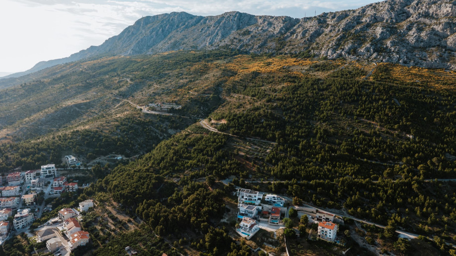 Bird's-eye view of Villa Andoris and the natural environment.