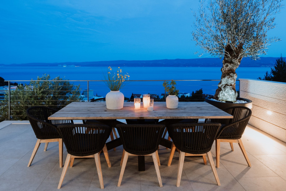 Dining area with magnificent views of the sea.