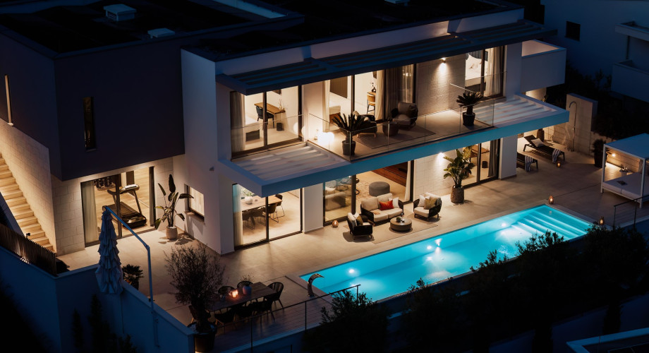 Organization of the lights in the outdoor area, gives a great vacation mood.
