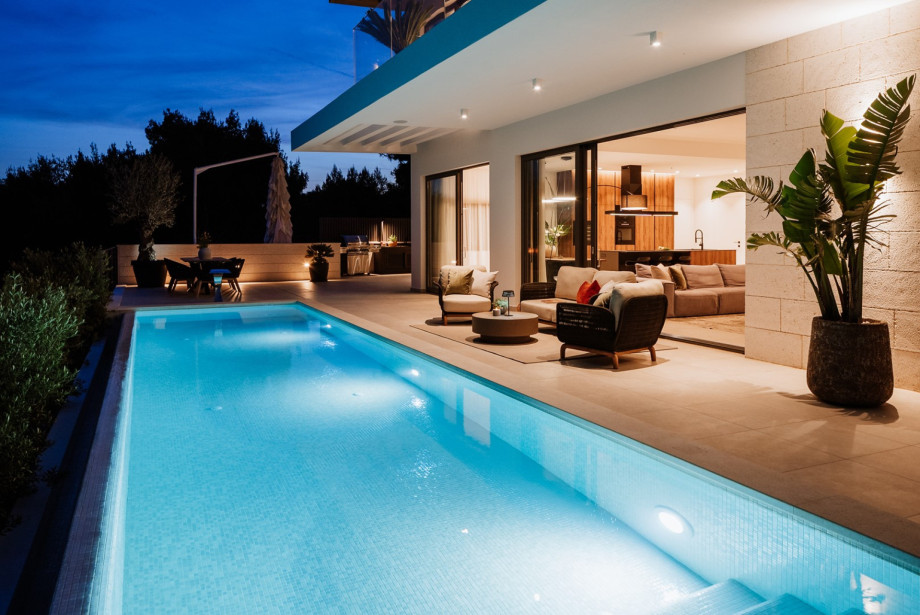 Daikin heating, cooling, and hot water solution that combines renewable and traditional energy sources, as an efficient and green solution.
