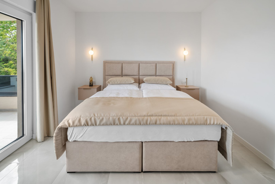 Bedroom No. 2 Equipped with a king-size bed (180cm x 200cm)