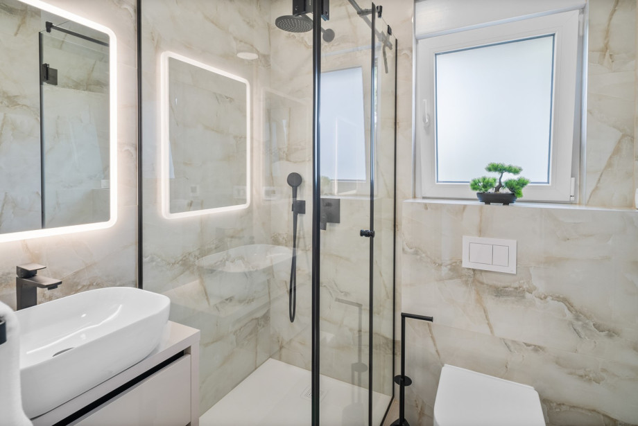 En-suite bathroom with a shower