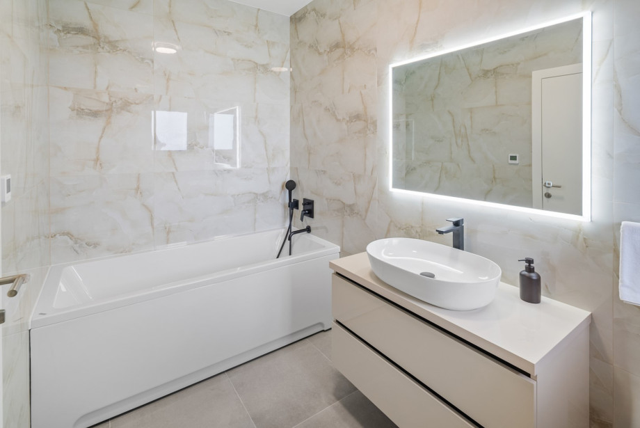 En-suite bathroom with a  luxurious bathtub