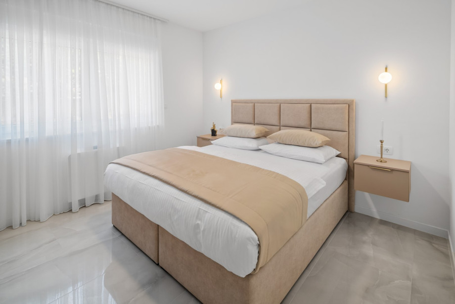 Bedroom No. 5 Equipped with a king-size bed (180cm x 200cm)