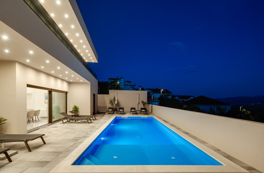 The outdoor area has a private heated pool measuring 10 m x 4 m, which invites you to take a refreshing swim at sunset.