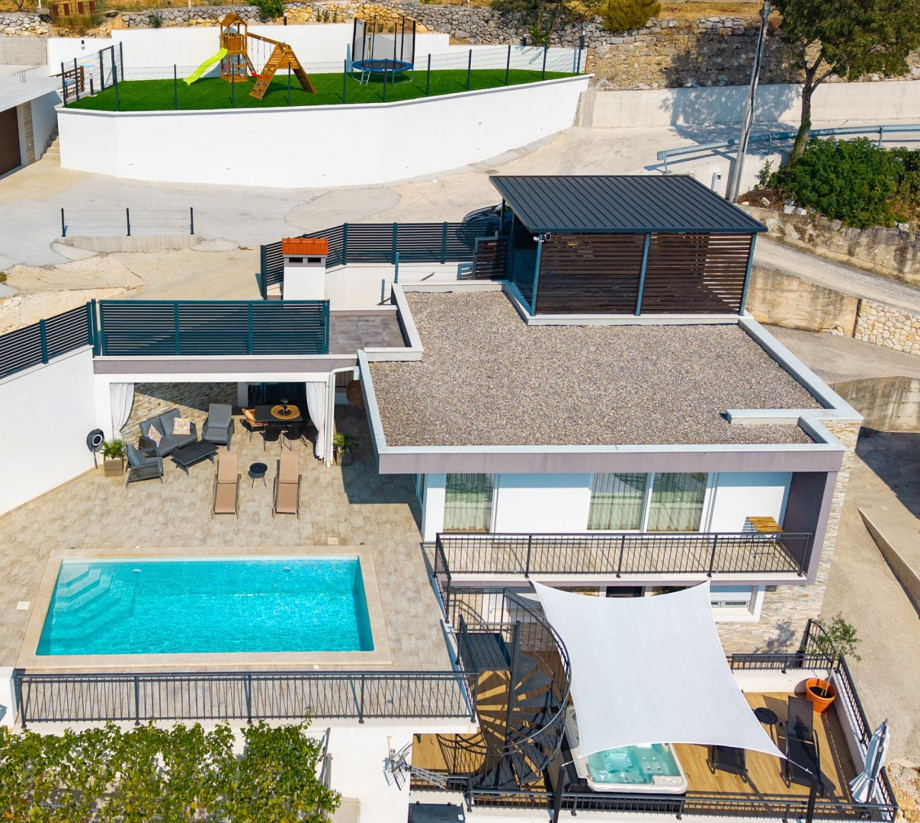 Villa Stella is a well equipped 170sqm house organized on two floors connected by an internal and external staircase