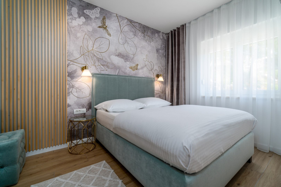 A Bedroom No1 with queen size bed 160cm x 200cm, A/C, TV