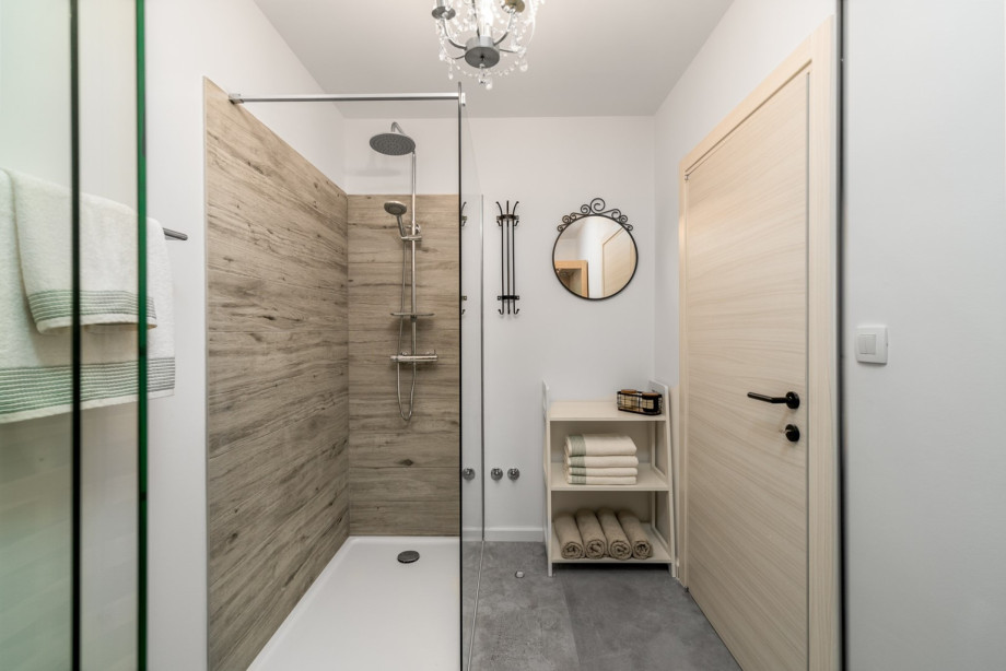 The lower ground floor (Jacuzzi level) also offers an infrared Sauna with a shower